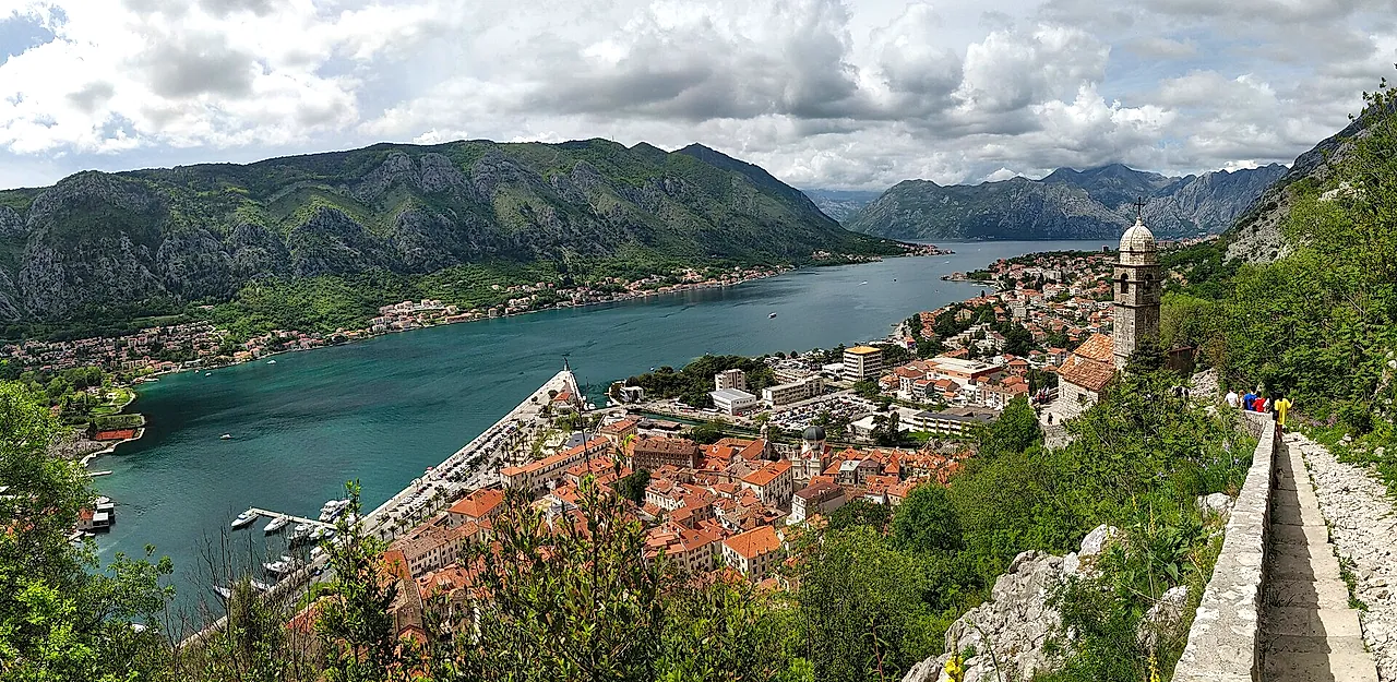 Panorama der Bucht von Kotor und der Altstadt vom Weg an der Stadtmauer, mit Wolken über den Bergen