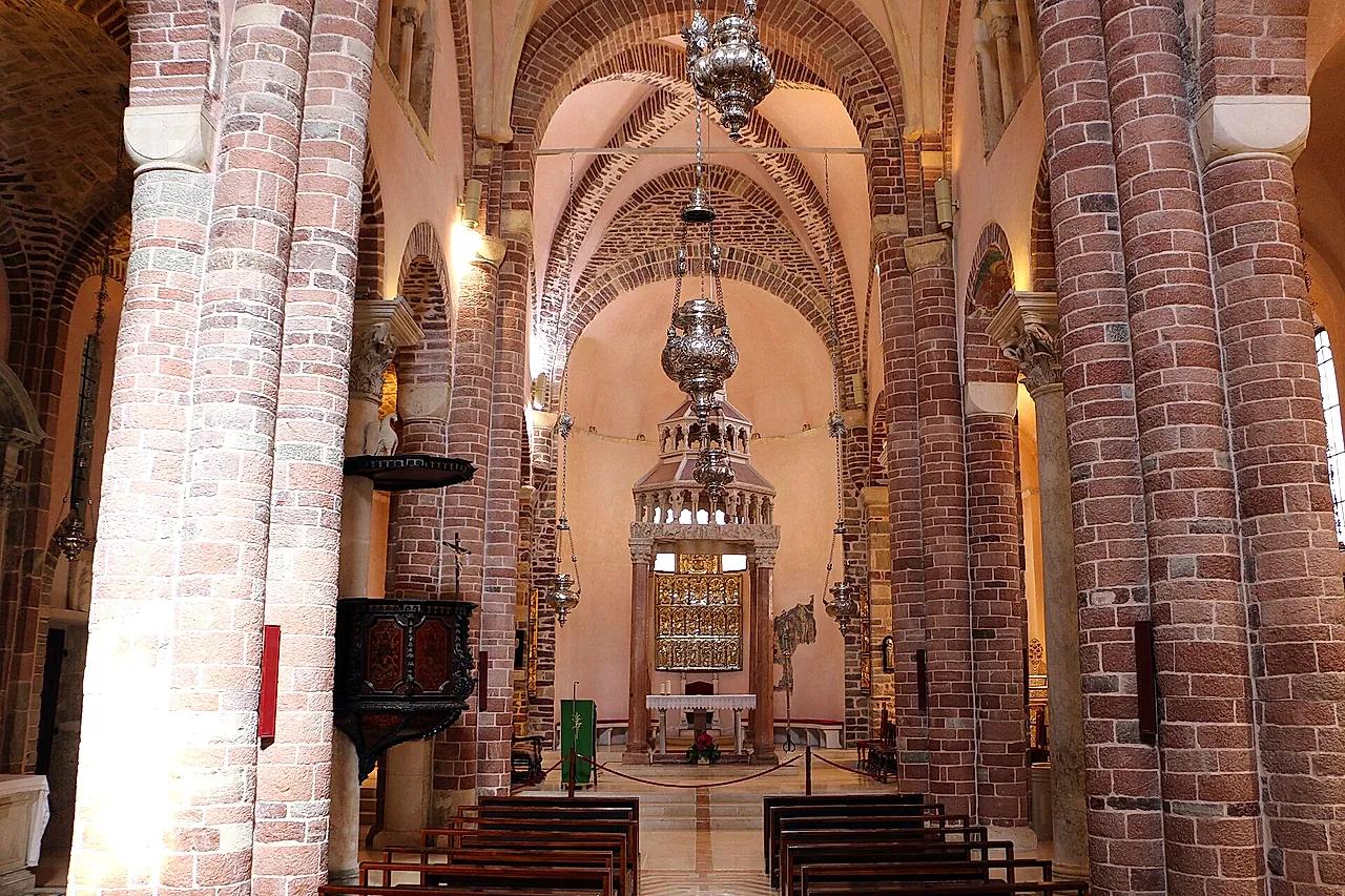 Das romanische Mittelschiff der Kathedrale St. Tryphon in Kotor mit Säulen aus Backstein und Stein und Gewölben