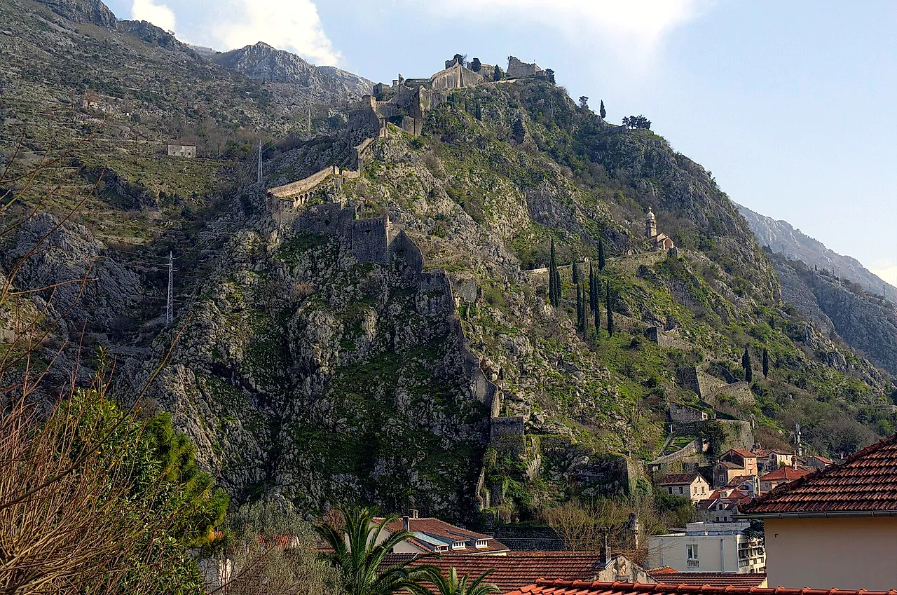 Die Zickzack-Mauern, die zur Festung St. Johann über den Dächern von Kotor hinaufführen